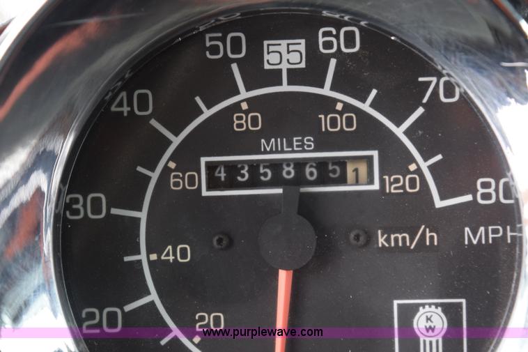 image for item E6253 2000 Kenworth T600 semi truck