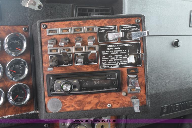 image for item E6253 2000 Kenworth T600 semi truck