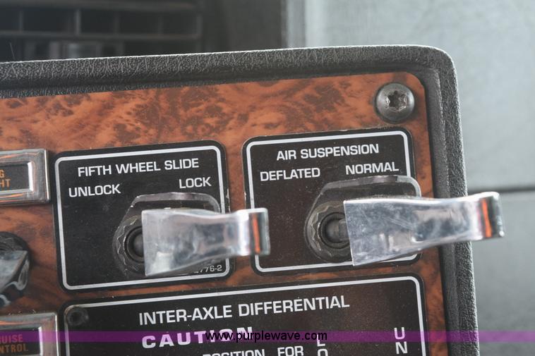 image for item E6253 2000 Kenworth T600 semi truck