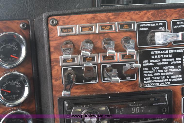 image for item E6253 2000 Kenworth T600 semi truck