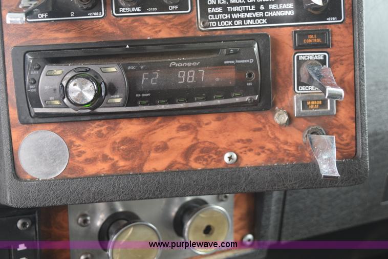 image for item E6253 2000 Kenworth T600 semi truck