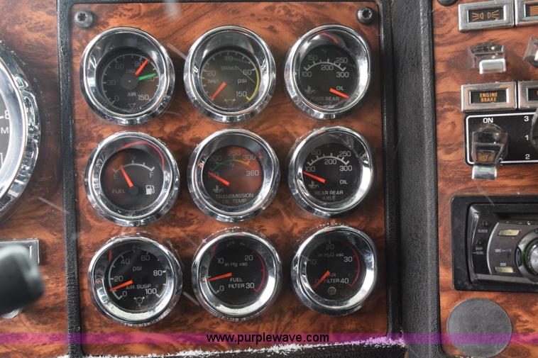 image for item E6253 2000 Kenworth T600 semi truck