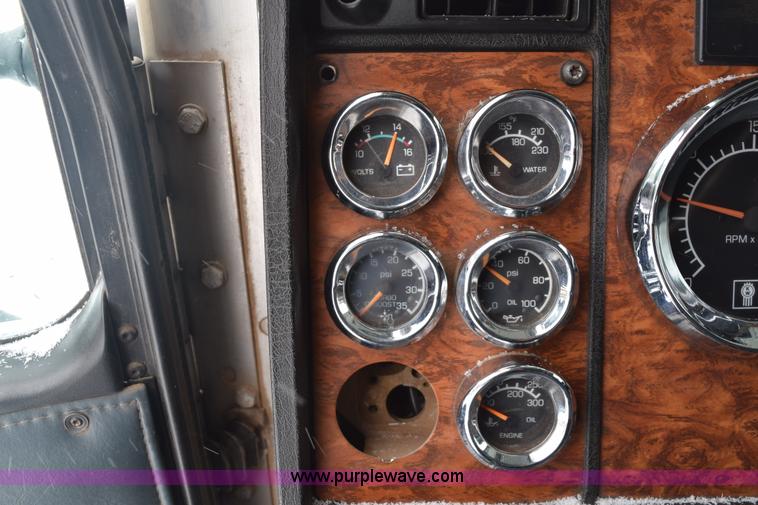 image for item E6253 2000 Kenworth T600 semi truck