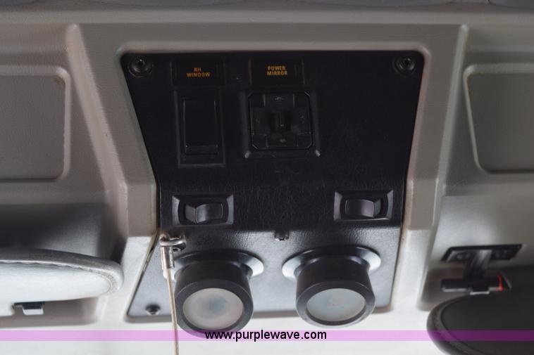 image for item E6253 2000 Kenworth T600 semi truck