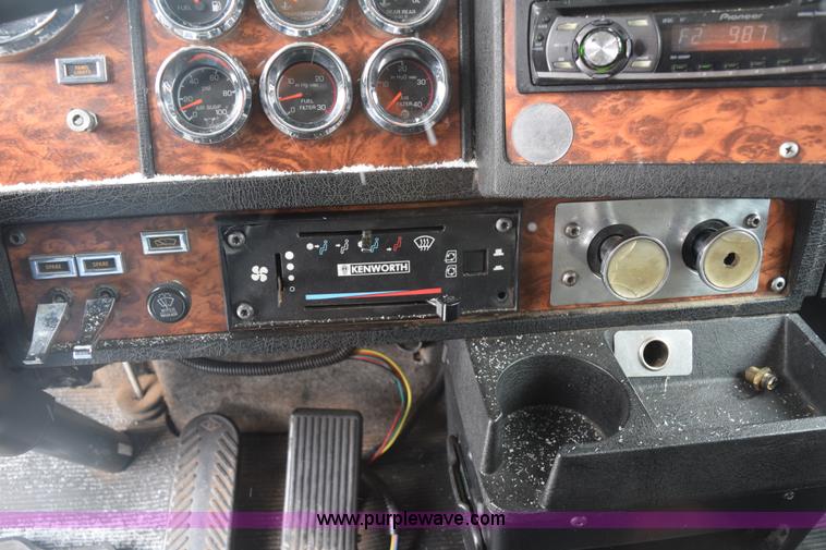 image for item E6253 2000 Kenworth T600 semi truck