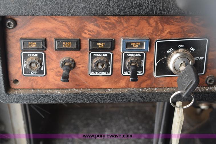 image for item E6253 2000 Kenworth T600 semi truck