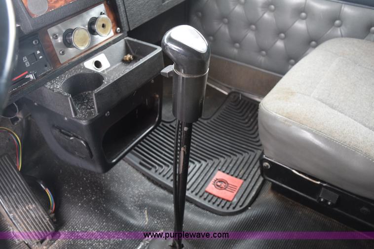 image for item E6253 2000 Kenworth T600 semi truck