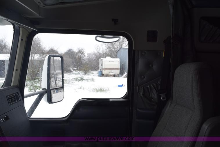 image for item E6253 2000 Kenworth T600 semi truck