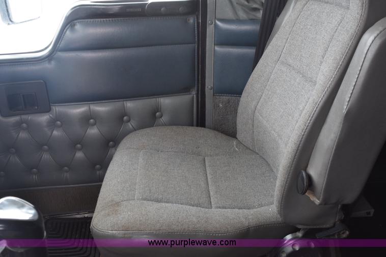 image for item E6253 2000 Kenworth T600 semi truck