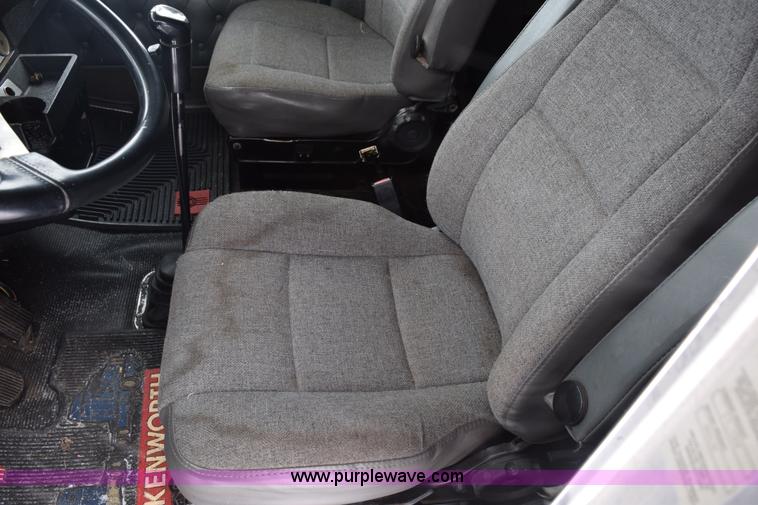 image for item E6253 2000 Kenworth T600 semi truck