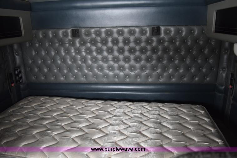 image for item E6253 2000 Kenworth T600 semi truck