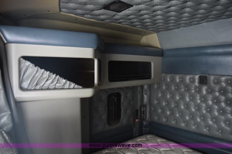 image for item E6253 2000 Kenworth T600 semi truck