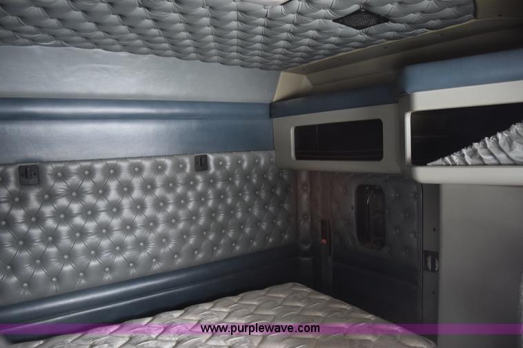 image for item E6253 2000 Kenworth T600 semi truck