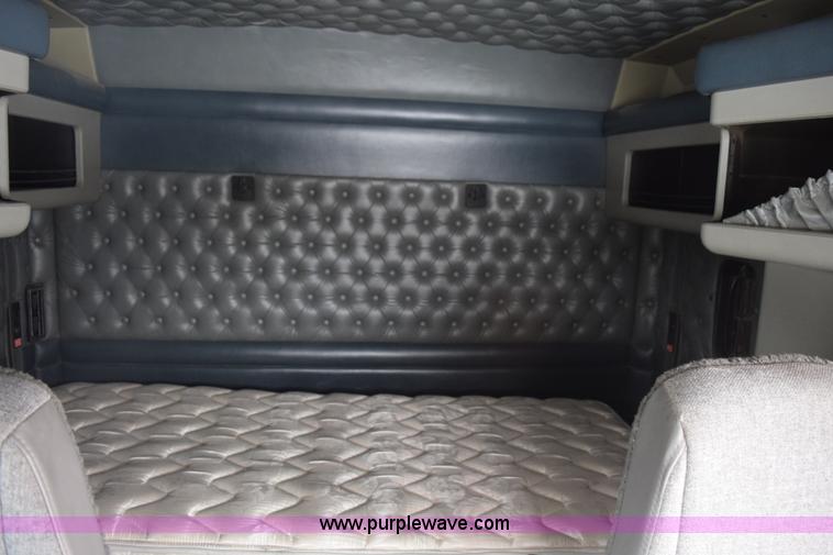 image for item E6253 2000 Kenworth T600 semi truck