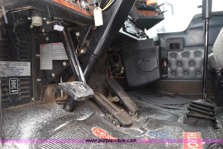 image for item E6253 2000 Kenworth T600 semi truck