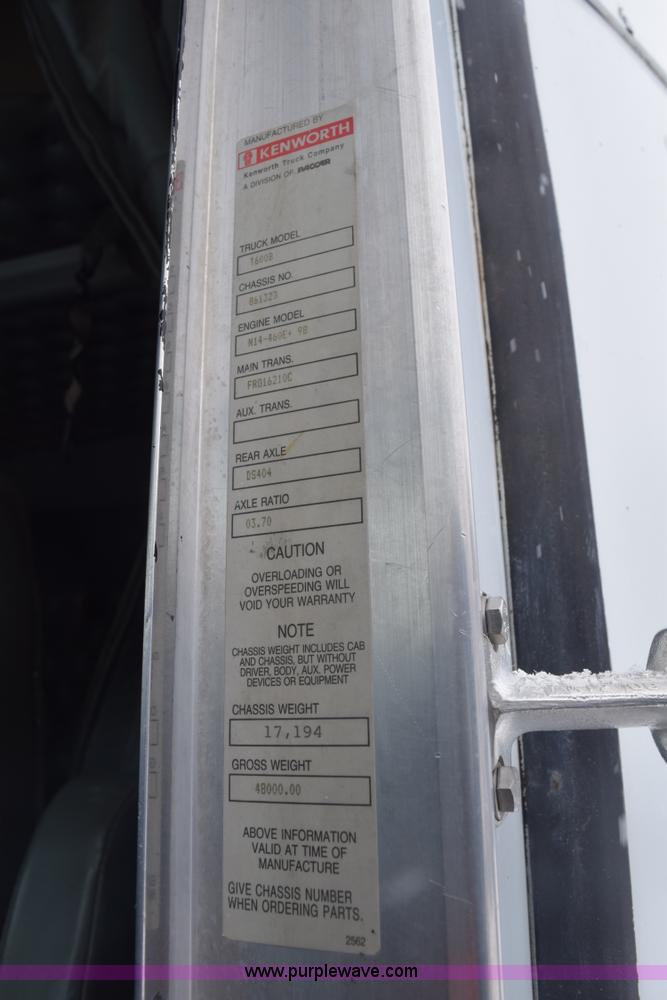 image for item E6253 2000 Kenworth T600 semi truck