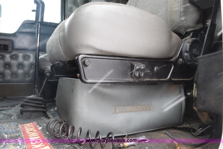 image for item E6253 2000 Kenworth T600 semi truck