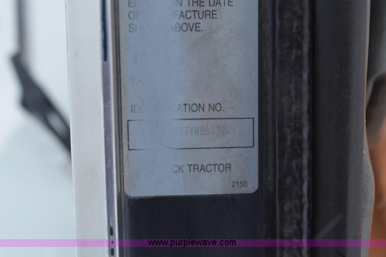 image for item E6253 2000 Kenworth T600 semi truck