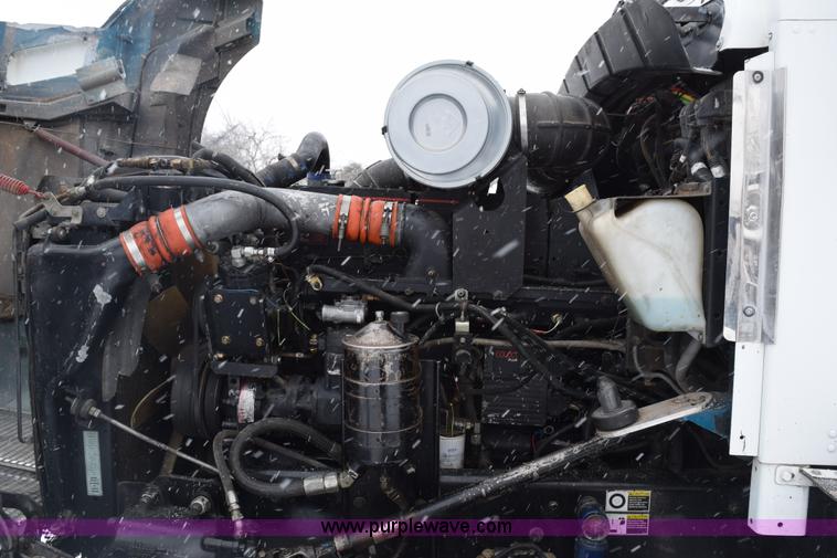 image for item E6253 2000 Kenworth T600 semi truck