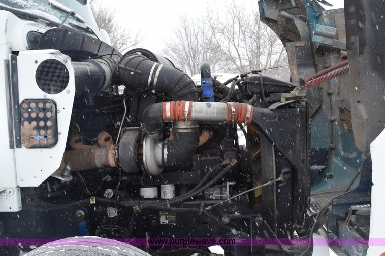 image for item E6253 2000 Kenworth T600 semi truck