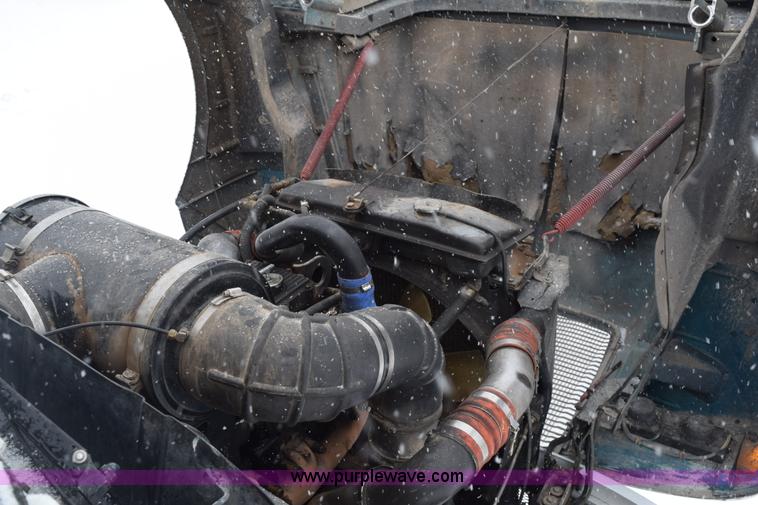 image for item E6253 2000 Kenworth T600 semi truck