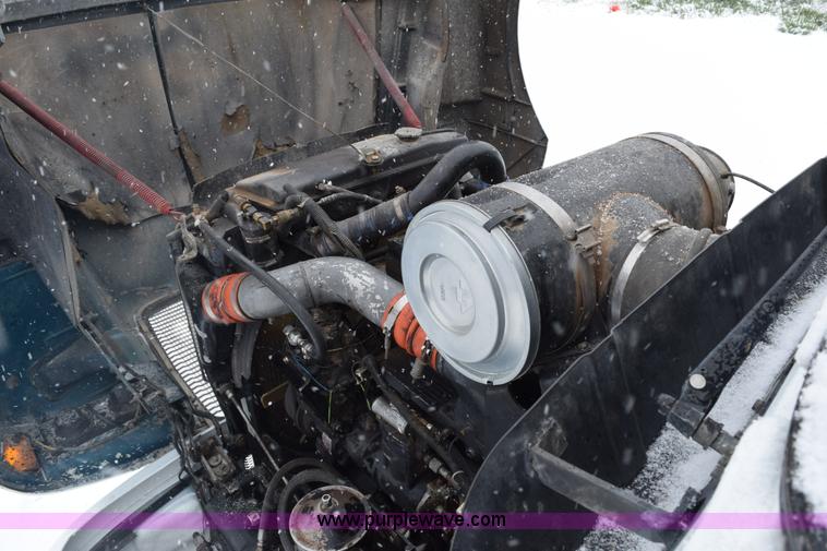 image for item E6253 2000 Kenworth T600 semi truck