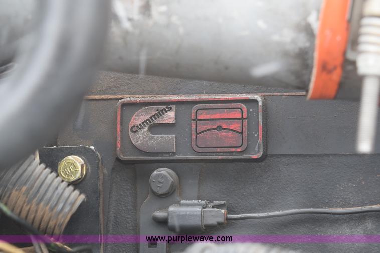 image for item E6253 2000 Kenworth T600 semi truck