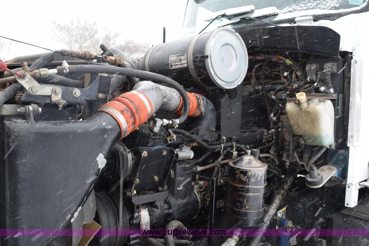 image for item E6253 2000 Kenworth T600 semi truck