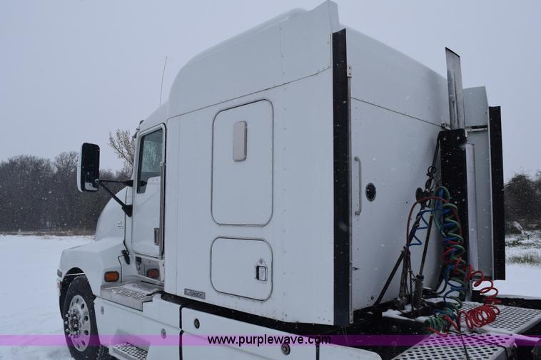 image for item E6253 2000 Kenworth T600 semi truck