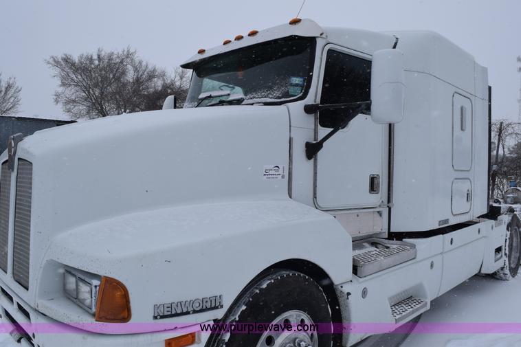 image for item E6253 2000 Kenworth T600 semi truck