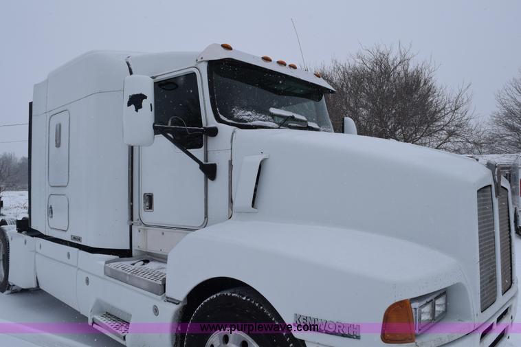 image for item E6253 2000 Kenworth T600 semi truck