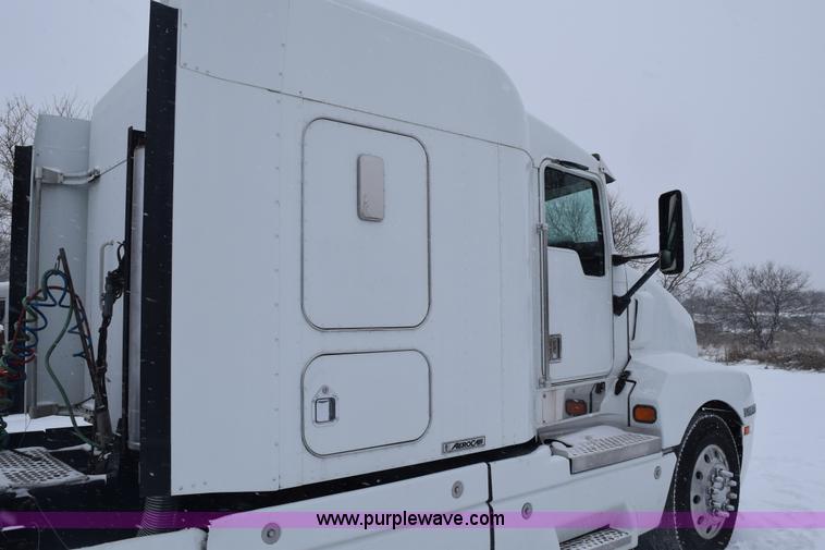 image for item E6253 2000 Kenworth T600 semi truck
