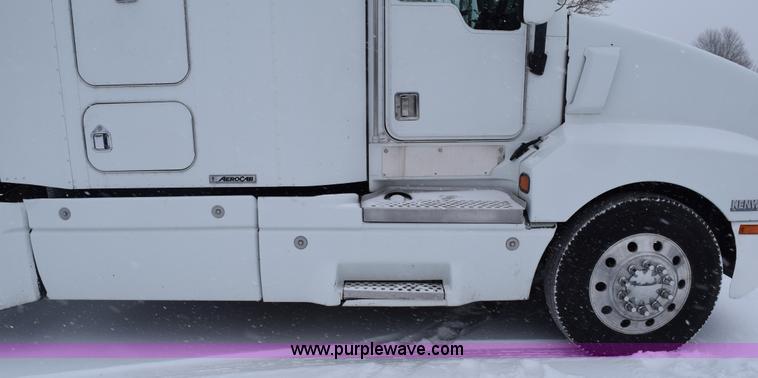 image for item E6253 2000 Kenworth T600 semi truck