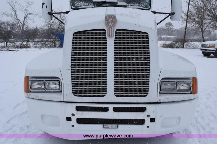 image for item E6253 2000 Kenworth T600 semi truck