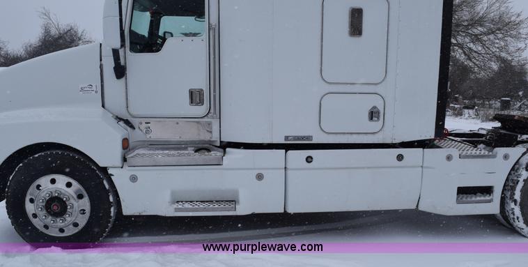 image for item E6253 2000 Kenworth T600 semi truck