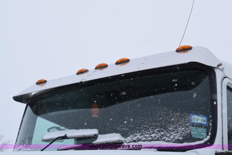 image for item E6253 2000 Kenworth T600 semi truck