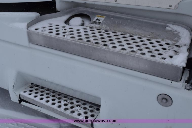 image for item E6253 2000 Kenworth T600 semi truck