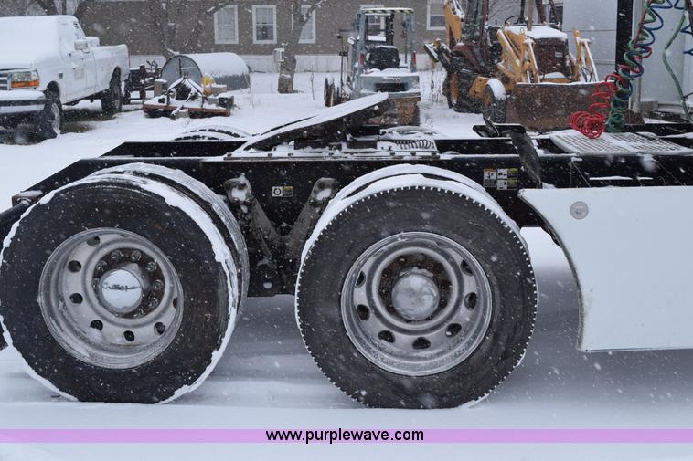 image for item E6253 2000 Kenworth T600 semi truck