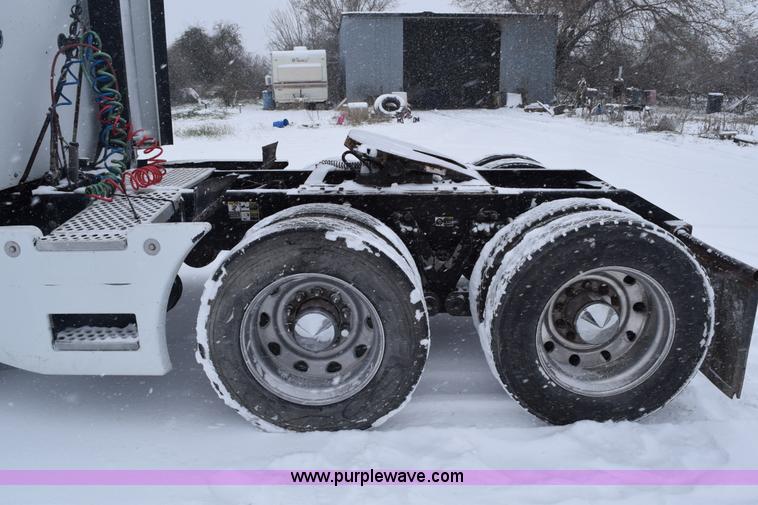 image for item E6253 2000 Kenworth T600 semi truck