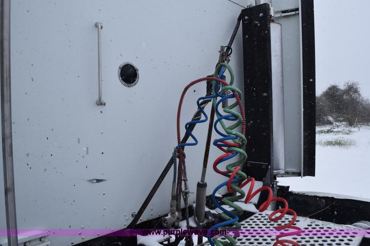 image for item E6253 2000 Kenworth T600 semi truck