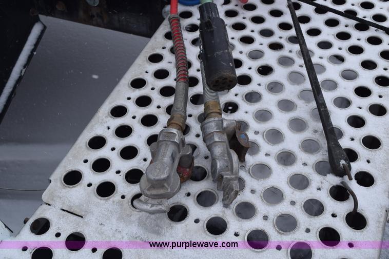 image for item E6253 2000 Kenworth T600 semi truck