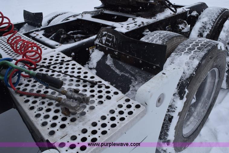 image for item E6253 2000 Kenworth T600 semi truck