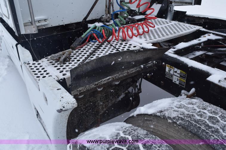 image for item E6253 2000 Kenworth T600 semi truck