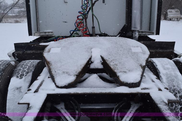 image for item E6253 2000 Kenworth T600 semi truck