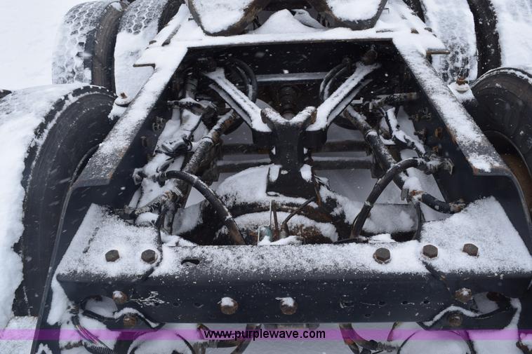 image for item E6253 2000 Kenworth T600 semi truck