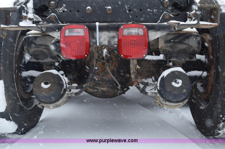 image for item E6253 2000 Kenworth T600 semi truck