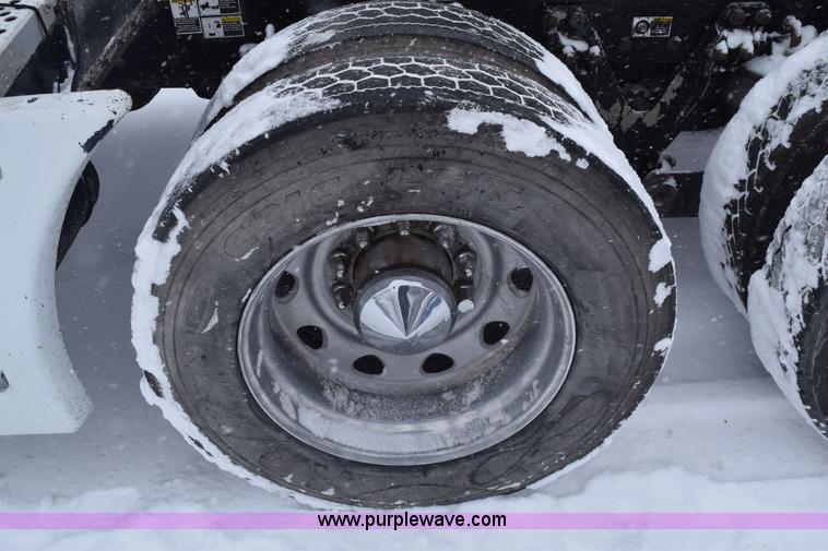 image for item E6253 2000 Kenworth T600 semi truck