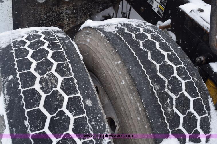 image for item E6253 2000 Kenworth T600 semi truck