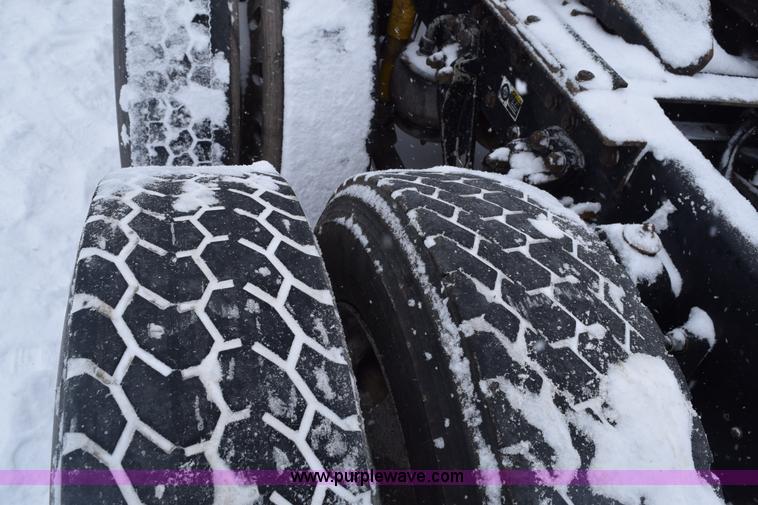 image for item E6253 2000 Kenworth T600 semi truck