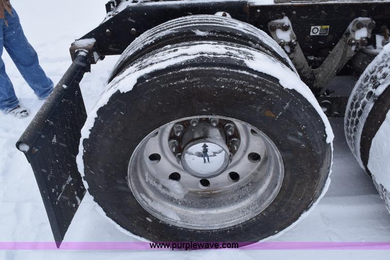 image for item E6253 2000 Kenworth T600 semi truck